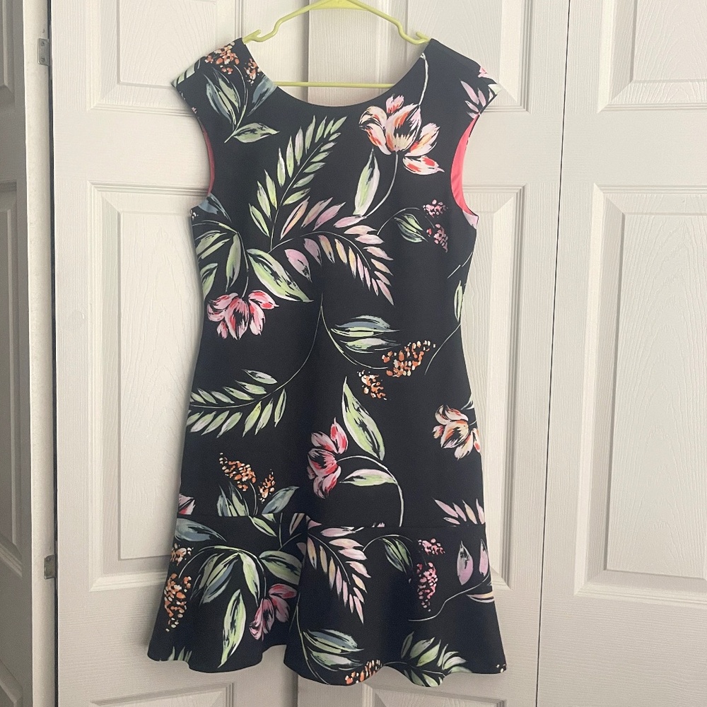 Vince Camuto women's Floral Scuba Flounce / button down peplum Dress.  #409